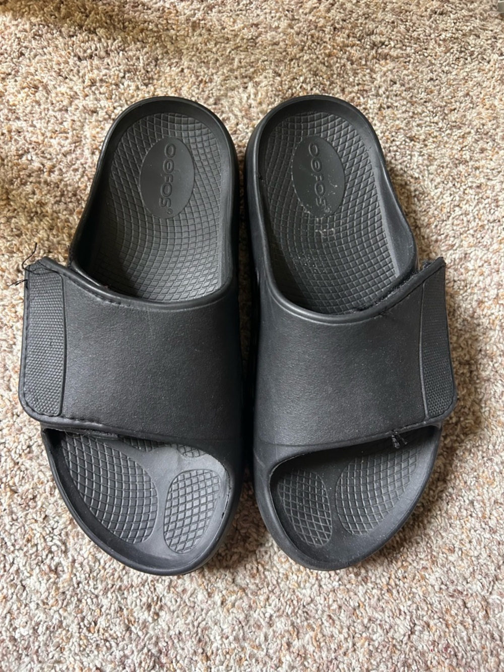 OOFOS Black Slides